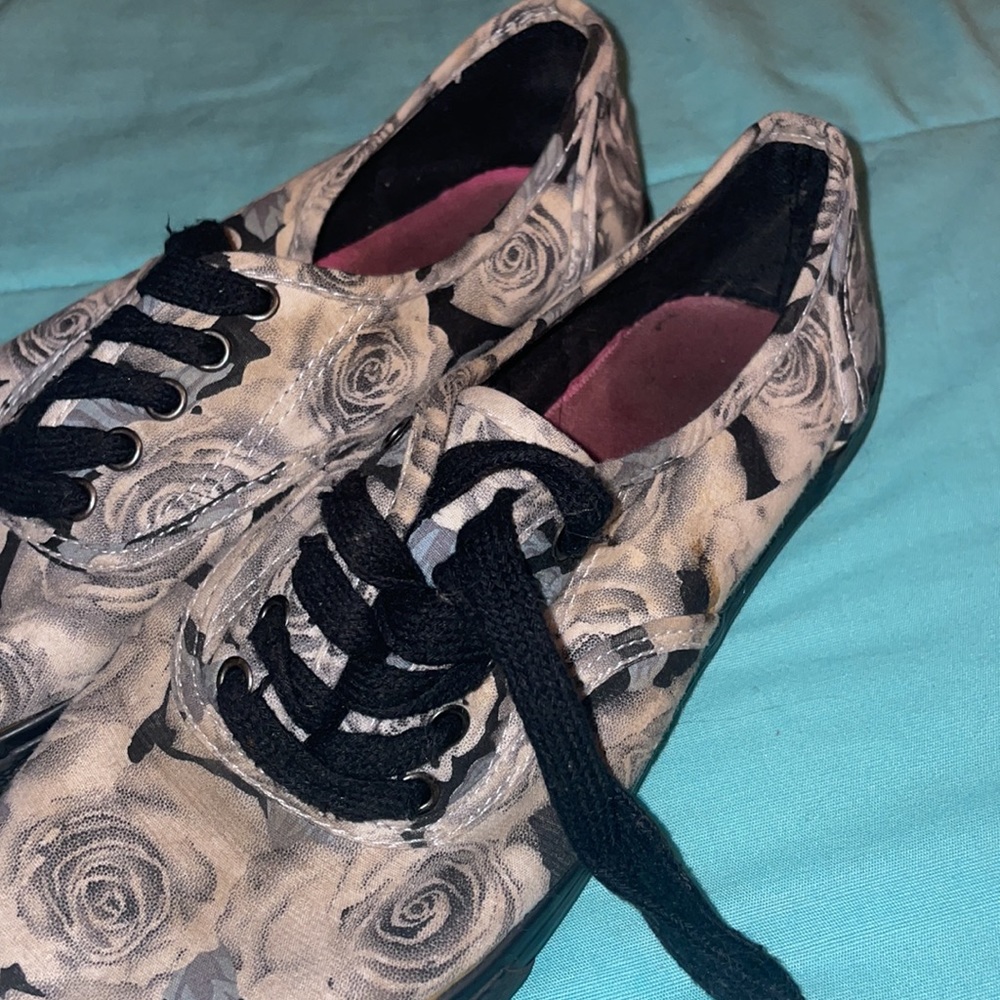 Rose Kicks - Picture 2 of 4